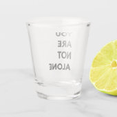 あなたモダンは一人の動機引用文ギフトではない ショットグラス (裏面)