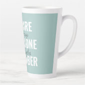 あなた一人ではないインスピレーションミントを覚えている カフェラテマグ (右)