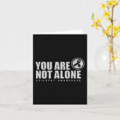 あなた一人ではない衣服紫の日てんかんアワレネ カード (黄色い花)