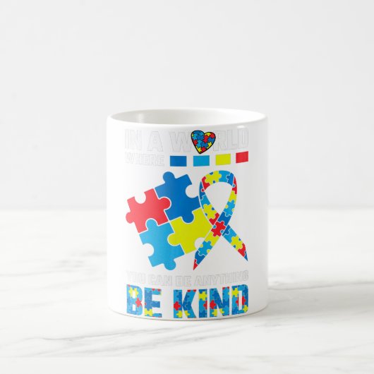 あなた方は何でも親切で自閉症の意識になることができる コーヒーマグカップ (中央)