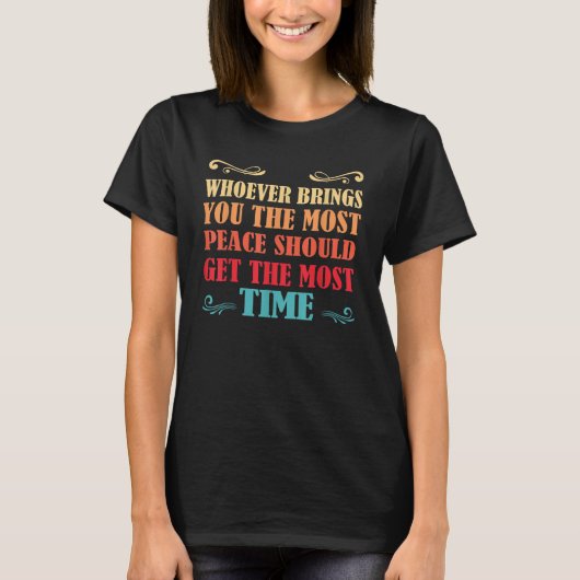 あなた方を最も平和をもたらす者は誰でもMを得るべきだ Tシャツ (正面)