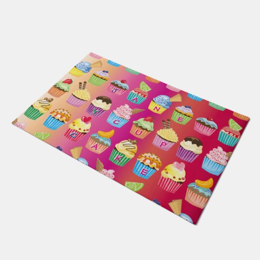 あなた自身のカップケーキのモノグラムのおいしい御馳走を作成して下さい ドアマット (アングル)