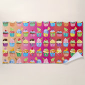 あなた自身のカップケーキのモノグラムのおいしい御馳走を作成して下さい ビーチタオル (正面)