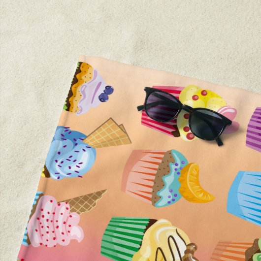 あなた自身のカップケーキのモノグラムのおいしい御馳走を作成して下さい ビーチタオル (インサイチュ)