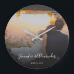 あなた自身の個人的な写真の結婚式を設計して下さい ラージ壁時計<br><div class="desc">あなた自身の個人的な写真の結婚式の柱時計を作成して下さい。
あなた専有物をほとんどの美しい結婚式の写真加えて下さい、あなたの名前および結婚式の日付を加えて下さい。
非常に個人的な結婚祝い。</div>