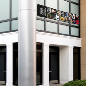 あなた自身の縦の旗16のイメージを設計して下さい + 文字 横断幕 (ビルの外側)