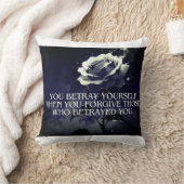 「あなた自身を裏切る – 裏切りに関する暗いバラ引用文 クッション (ブランケット)