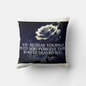 「あなた自身を裏切る – 裏切りに関する暗いバラ引用文 クッション (裏面)