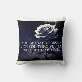 「あなた自身を裏切る – 裏切りに関する暗いバラ引用文 クッション