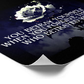 「あなた自身を裏切る – 裏切りに関する暗いバラ引用文 ポスター (角)