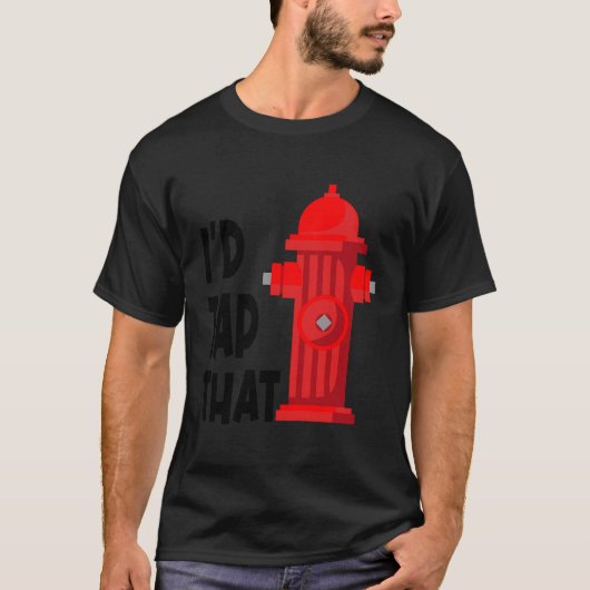 あの消防士おもしろいギア給水栓をタップ Tシャツ (正面)