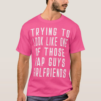 あの男のガールフリーに見せラップのようとしてる Tシャツ