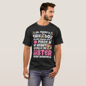 あの男の子が僕を姉妹自閉症と呼んで待っている Tシャツ (正面フル)