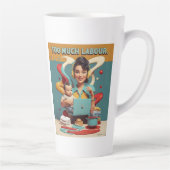 あまりにも多くの労働 – レトロフェミニストタイヤデザイン カフェラテマグ (右)