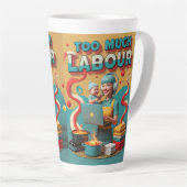 あまりにも多くの労働 – レトロフェミニスト風刺アート カフェラテマグ (右アングル)