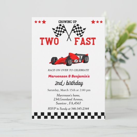 あまりにも速いレースカーの双子の男の子2歳の誕生日に成長 招待状 (スタンド正面)