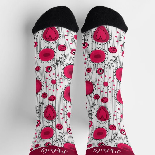 あやめやハートの愛らしい赤と白の花の花束 ソックス (上部)