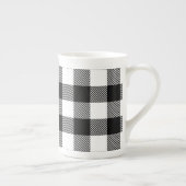 あや織りが付いている白黒のバッファローの格子縞 ボーンチャイナマグカップ (右)