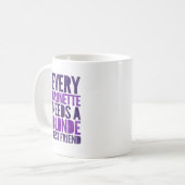 あらゆるブルネットはブロンドの女性を必要とします コーヒーマグカップ (正面左)