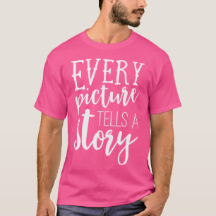 あらゆる写真には物語がある フォトグラフィーTシャツ Tシャツ