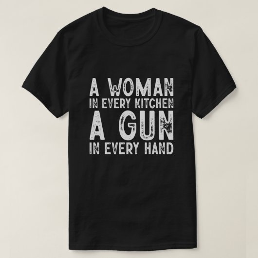 あらゆる台所の女性が手に銃を持って Tシャツ (デザイン正面)