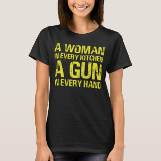 あらゆる台所の女性が手に銃を持って Tシャツ