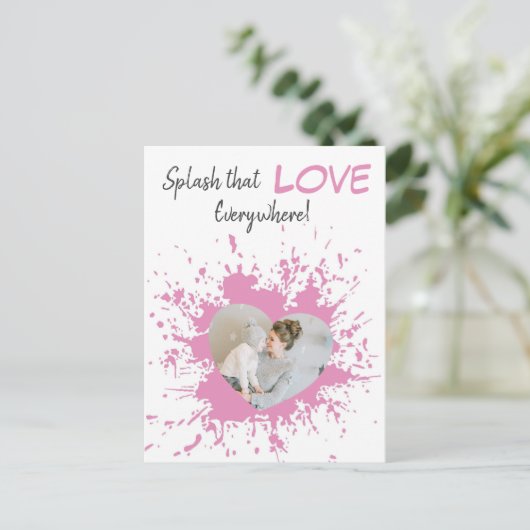 あらゆる場所で愛をぶちまける |ピンクのハート写真 ポストカード (スタンド正面)