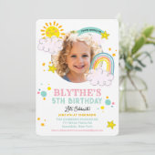 あらゆる年齢 - 陽光と虹の誕生日写真 招待状 (スタンド正面)