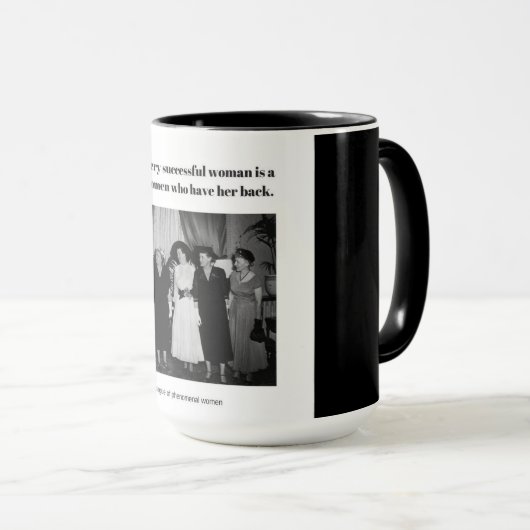 あらゆる成功した女性の後ろで…あります マグカップ (正面右)