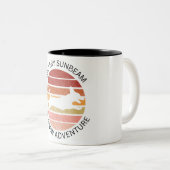 あらゆる日の光の中で新しい冒険のマグカップ ツートーンマグカップ (正面右)