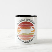 あらゆる日の光の中で新しい冒険のマグカップ ツートーンマグカップ (中央)