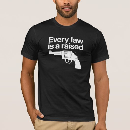 あらゆる法律は上げられた銃のワイシャツです Tシャツ (正面)