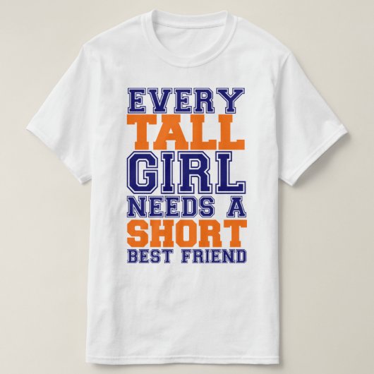 あらゆる高い女の子は短い親友を必要とします Tシャツ (デザイン正面)