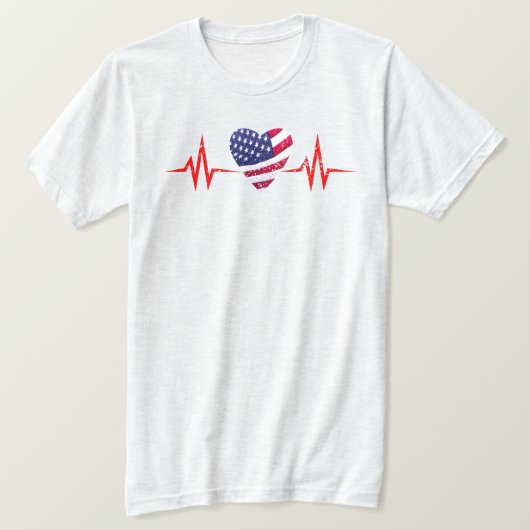 あらゆる鼓動の中でアメリカが大好き。 Tシャツ (デザイン正面)