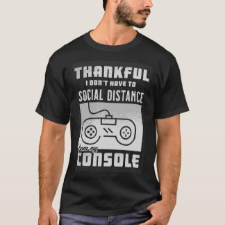 ありがたいことに私は私のcから社会的な距離を持つ必要はない tシャツ