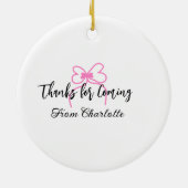 ありがとうございます。名前を追加するテキストメッセージ ピンクのリボン f セラミックオーナメント (裏面)