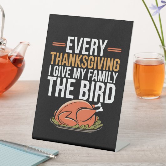 ありがとうと与え家族に鳥を渡す 台座サイン (インサイチュ)