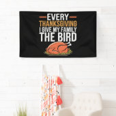 ありがとうと与え家族に鳥を渡す 横断幕 (インサイチュ)