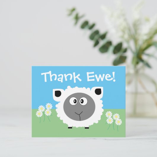 ありがとうパーソナライズされたかわいい羊おもしろいデイジー ポストカード (スタンド正面)