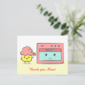 ありがとうママ – かわいいカップケーキとピンクのオーブン ポストカード (スタンド正面)