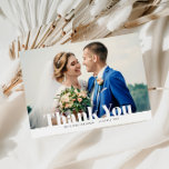 ありがとう、はっきりした文字結婚のサンキューカード ポストカード<br><div class="desc">編集可能モダンな文字と白いレタリングを持つフォトサンキューカードデザイン。感じは、新郎新婦の写真と文字を自由にパーソナライズ。</div>