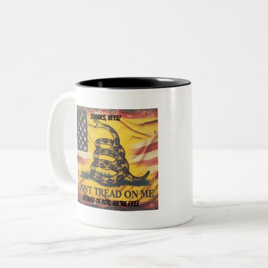 ありがとう、退役軍人。あなたの存在のおかげで私たちは自由でいられる ツートーンマグカップ (正面左)