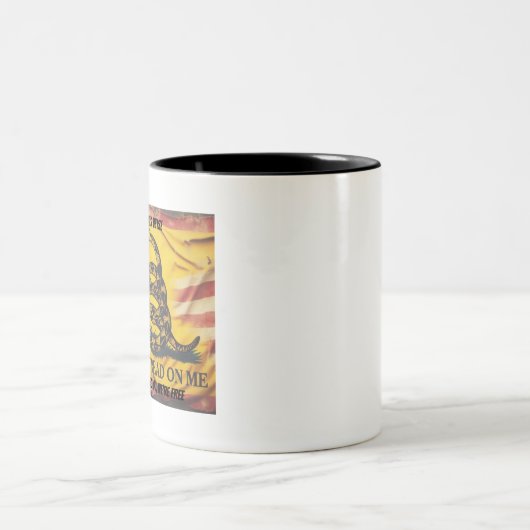 ありがとう、退役軍人。あなたの存在のおかげで私たちは自由でいられる ツートーンマグカップ (中央)