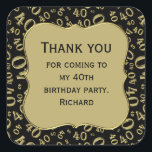 ありがとう： 40th Birthday Black/金ゴールド番号模様 スクエアシール<br><div class="desc">提供されたテンプレートで文字を簡単にパーソナライズ。このデザインは、金ゴールドマイルストーン番号40を様々なサイズと角度で繰り返した黒と金ゴールドの乱数パターンを有する。テキストの中央に金ゴールドブラケットの形状がある。ことわざ素晴らしのアイディア「40歳の誕生日パーティーに来感謝します」または40歳のすべての行事の祝ための。</div>
