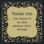 ありがとう： 40th Birthday Black/金ゴールド番号模様 スクエアシール<br><div class="desc">提供されたテンプレートで文字を簡単にパーソナライズ。このデザインは、金ゴールドマイルストーン番号40を様々なサイズと角度で繰り返した黒と金ゴールドの乱数パターンを有する。テキストの中央に金ゴールドブラケットの形状がある。ことわざ素晴らしのアイディア「40歳の誕生日パーティーに来感謝します」または40歳のすべての行事の祝ための。</div>