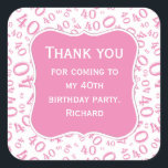 ありがとう： 40th Birthday Pink/White Pattern スクエアシール<br><div class="desc">提供されたテンプレートで文字を簡単にパーソナライズ。このデザインはピンクと白の乱数パターンを有し、マイルストーン番号40は様々なサイズと角度で繰り返される。テキストの中央にピンクのブラケットの形状がある。ことわざ素晴らしのアイディア「40歳の誕生日パーティーに来感謝します」または40歳のすべての行事の祝ための。</div>
