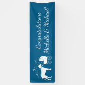 . .ありふれた犬の赤ちゃんが子犬のピンクの女の子にシャワーを浴びる 横断幕 (縦)