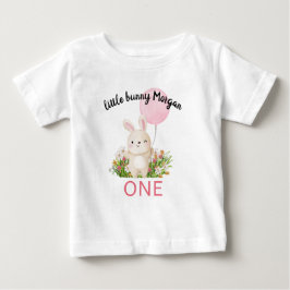 あるうさぎは1歳のとってもかわいい女の子の誕生日 ベビーTシャツ