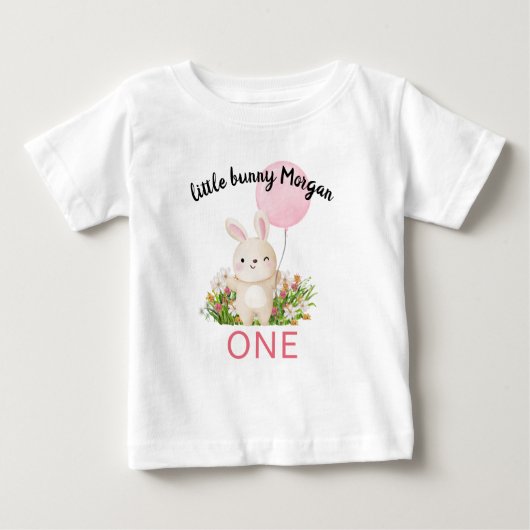 あるうさぎは1歳のとってもかわいい女の子の誕生日 ベビーTシャツ (正面)