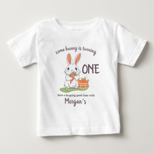 あるうさぎは1歳の男の子女の子1歳の誕生日 ベビーTシャツ (正面)